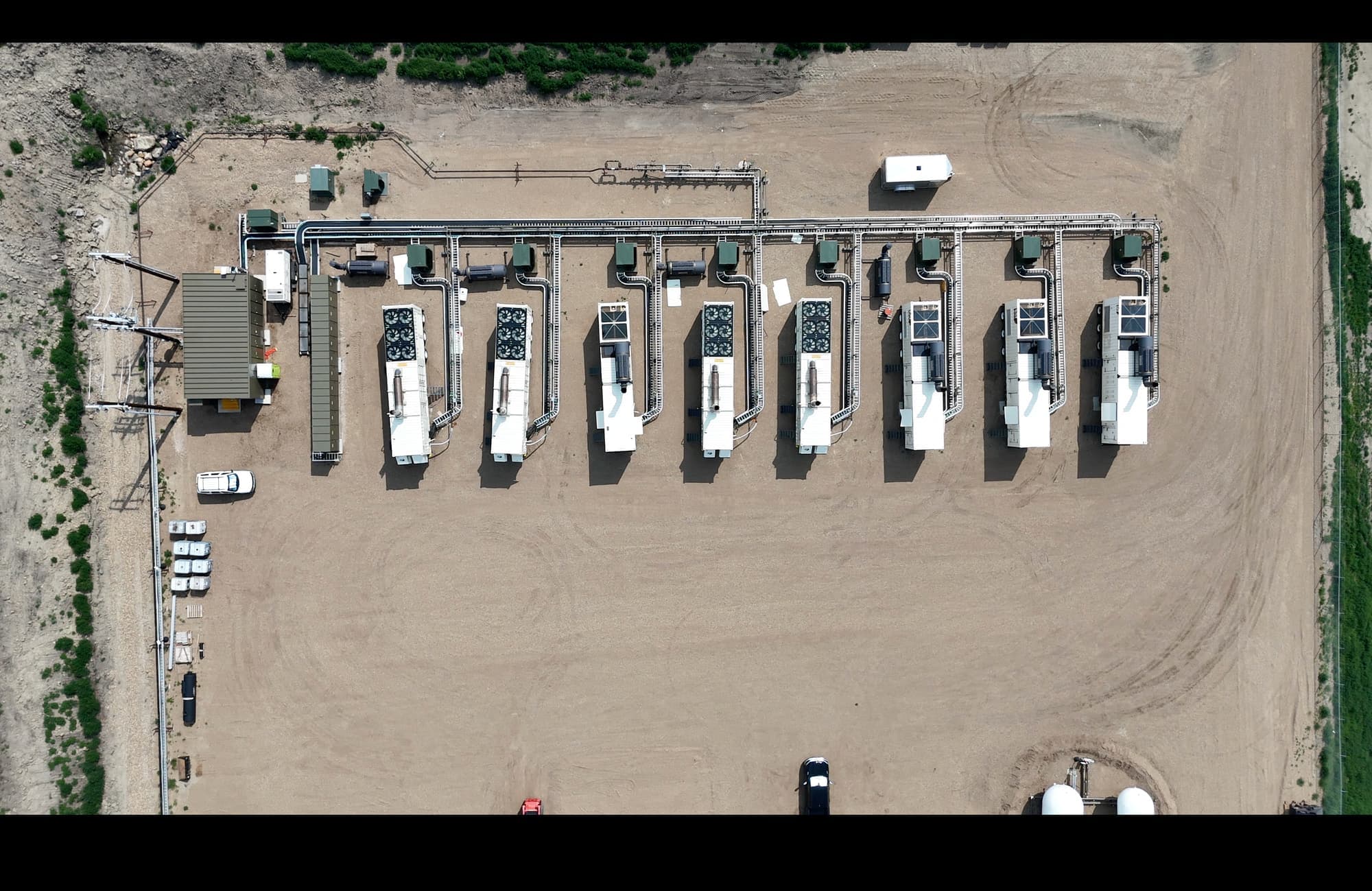 Natural-gas mining site in North Dakota, with generator sets and air-cooled MDUs.